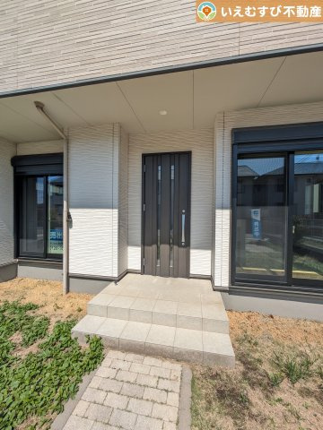 太田市世良田　中古戸建のエントランス|落ち着いた色づかいのエントランス
駐車場からアクセスの良いエントランス。雨の日や荷物が多くても安心の動線♪