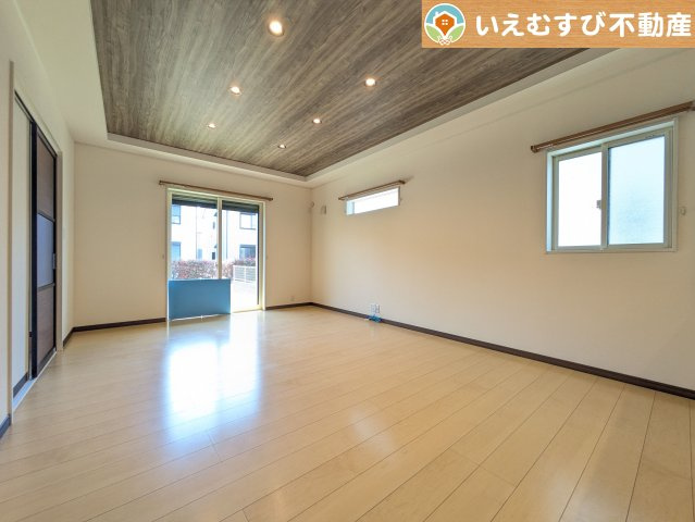 太田市世良田　中古戸建の居間・リビング|開放感と家族との距離感にこだわったＬＤＫ
開放的な折り上げ天井のリビングで家族みんなでくつろげそうですね♪