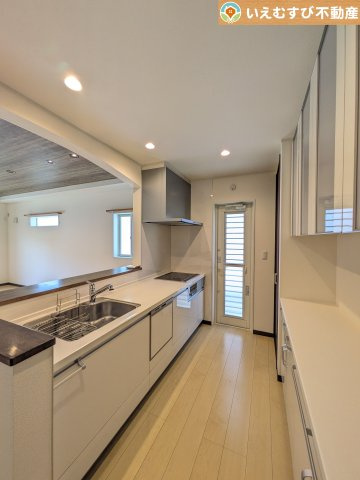 太田市世良田　中古戸建のキッチン|対面キッチンでリビングを見渡せる
お子様の遊んでいる様子や宿題をしている様子など見守りながらお料理が作れますね♪