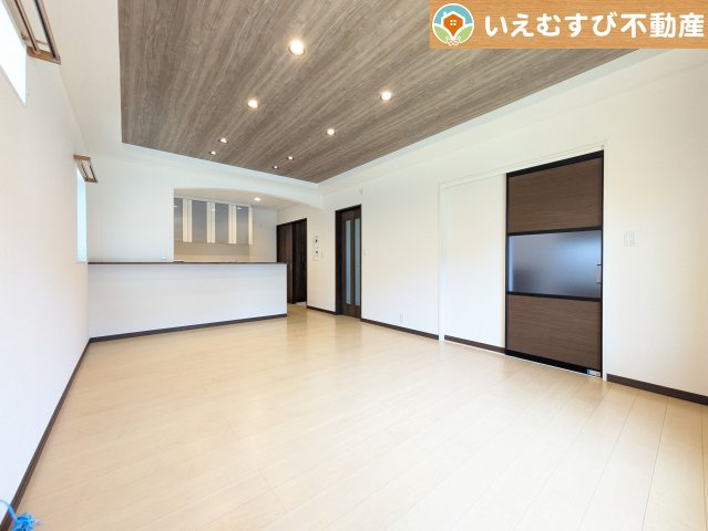 太田市世良田　中古戸建の居間・リビング|開放感と家族との距離感にこだわったＬＤＫ
採光たっぷりのリビングで休日には家族みんなでくつろげそうですね♪
