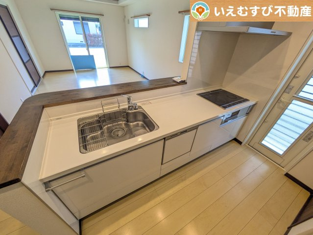 太田市世良田　中古戸建のキッチン|嬉しい食器棚付きのキッチン！
建付けの食器棚付きで、デザインの統一されたキッチン！使い勝手も良好です♪