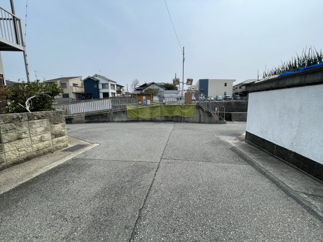 神戸市垂水区西舞子5丁目の前面道路含む現地写真|【前面道路含む現地写真】
陽当たりの良い広々リビングや豊富な収納スペース、南庭など、ご家族理想のマイホームが実現できます。