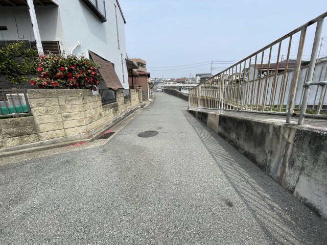 神戸市垂水区西舞子5丁目の前面道路含む現地写真|【前面道路含む現地写真】
アスファルト舗装済みの前面道路は、歩きやすさと視認性に優れ、自転車での走行もスムーズです。