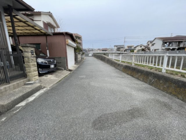神戸市垂水区西舞子5丁目の前面道路含む現地写真|【前面道路含む現地写真】
東側道路の幅員は約5.2m。駐車場を設置する場合は、車の出入庫がスムーズに行えます。