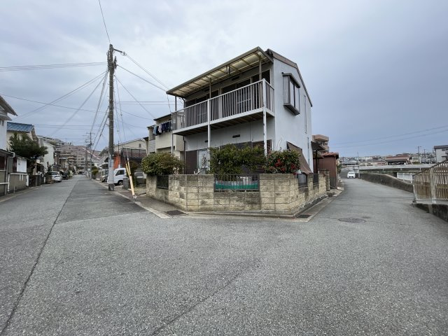 神戸市垂水区西舞子5丁目の外観|【現地写真】
第一種低層住居専用地域の閑静な住宅街に位置し、落ち着いた暮らしが叶います。