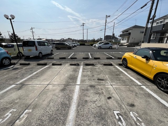 ディオフェルティ千代田錦織公園壱番館の駐車場