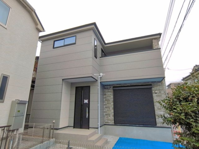 ふじみ野市亀久保の新築一戸建の外観|2026年3月撮影　
BELS省エネ性能認証の新築一戸建て！
お車は並列で２台駐車できますので、セカンドカーやお客さま用のお車も出し入れが楽々です。
資料請求やご見学などお気軽にお問い合わせください。
