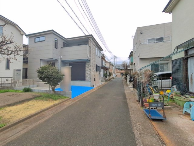 ふじみ野市亀久保の新築一戸建の前面道路含む現地写真|南東側が広場になっているので陽当りも良好！
周辺は低層住宅が建ち並ぶ穏やかな住環境です。
