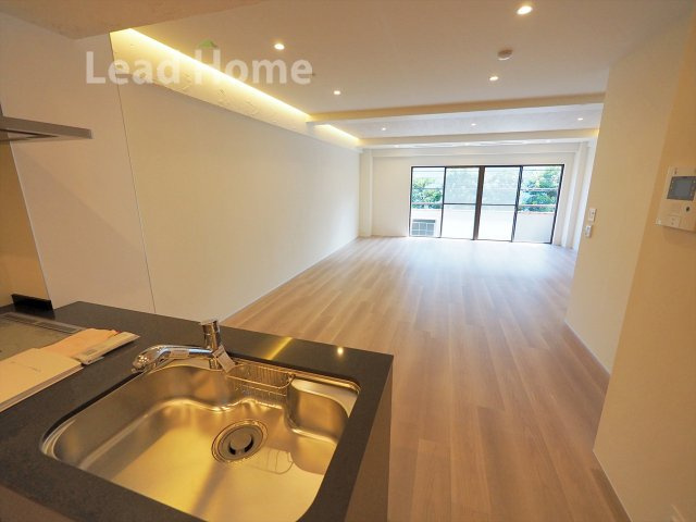 【居間・リビング】 | トーカンマンション南青山 | 約24.3帖のゆとりあるLDK。南西角住戸につき採光・通風良好です。
