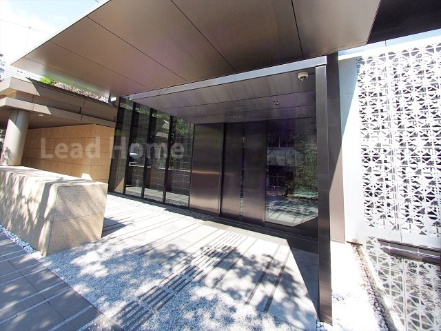 【エントランス】 | ＴＨＥ　ＲＯＰＰＯＮＧＩ　ＴＯＫＹＯ | 高度なセキュリティ体制と堅固な構造躯体。ホテルライクな内廊下設計。