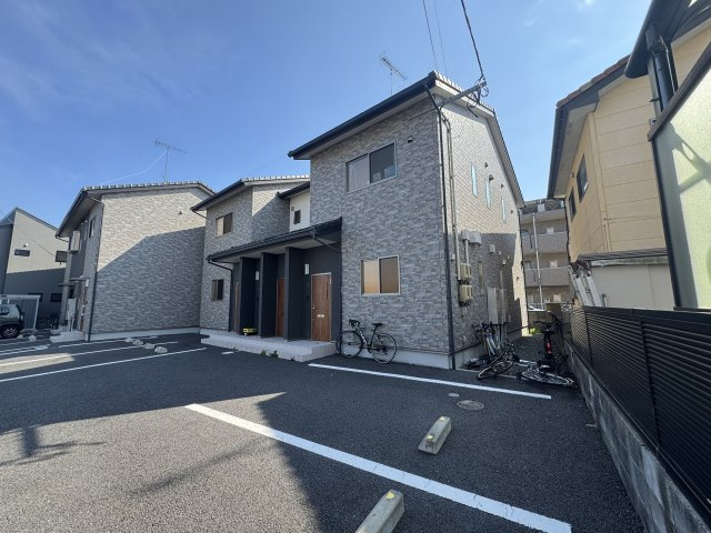 想定年間賃賃料　512.4万　想定利回り　8.68％　木造　2棟バルクの外観