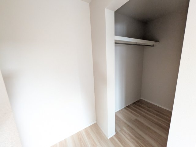 取手市ゆめみ野　5期　新築戸建　1号棟の収納|大容量のウォークインクローゼット。衣類はもちろん、スーツケースや季節の家電もまとめて収納でき、居室空間をすっきりと保ちます。