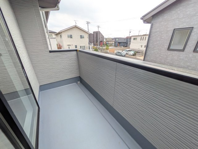 取手市ゆめみ野　5期　新築戸建　1号棟のバルコニー|洗濯物も布団もまとめて干せるワイド設計。
広々としたワイドバルコニーで、家事の効率が上がり、日々の暮らしが快適になります。