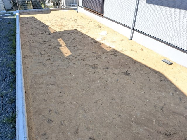 取手市ゆめみ野　5期　新築戸建　1号棟の庭|リビングに明るい光を届ける広々とした南庭。
お子様の遊び場やペットのスペースとしても最適です。
室内外で心地よい暮らしが叶います。