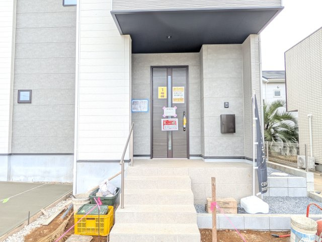 取手市ゆめみ野　5期　新築戸建　1号棟の玄関|お洒落な玄関ドアと洗練された外壁デザイン。家の顔にふさわしい上質な佇まいで、ご家族やお客様を迎えます。