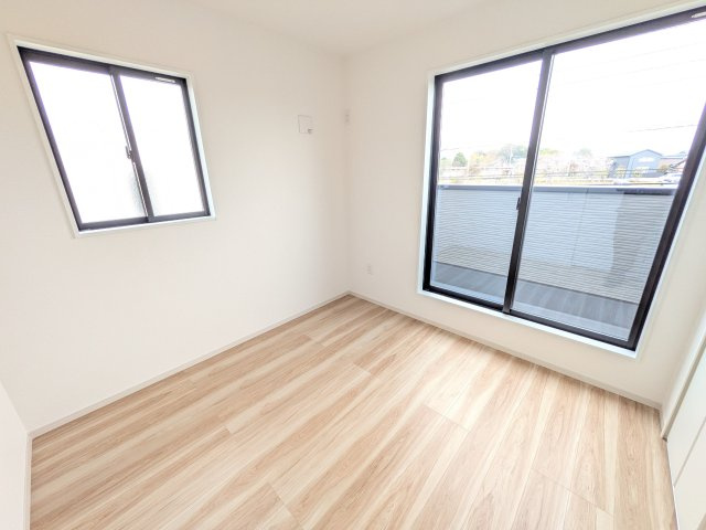 取手市ゆめみ野　5期　新築戸建　1号棟の洋室|たっぷり収納と明るい窓で、片付けも気持ち良くできる洋室。
お子様の「自分の部屋が欲しい」という夢を叶えます。
