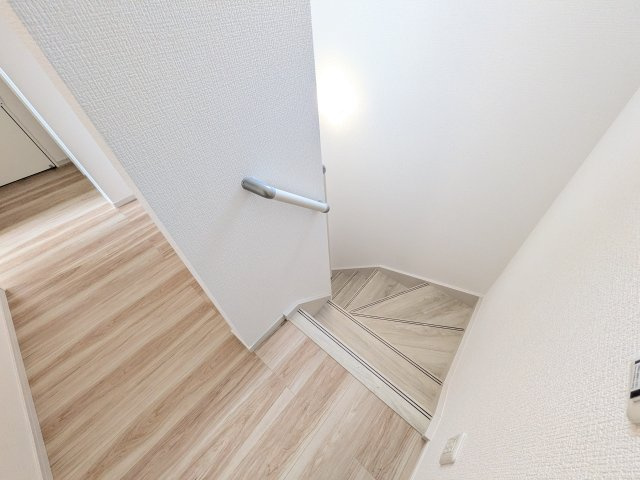 取手市ゆめみ野　5期　新築戸建　1号棟の内装|窓付きで明るい階段は、手すり付きでお子様からご年配の方まで安心して上り下りができます♪