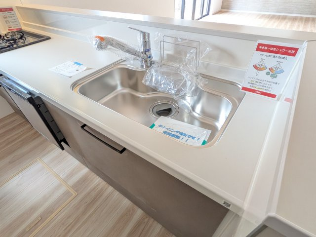 取手市ゆめみ野　5期　新築戸建　1号棟のキッチン|シンク奥まで引き出せる水栓と、調理スペースとしても使える多機能シンク。効率的で快適なキッチンワークをサポートします。