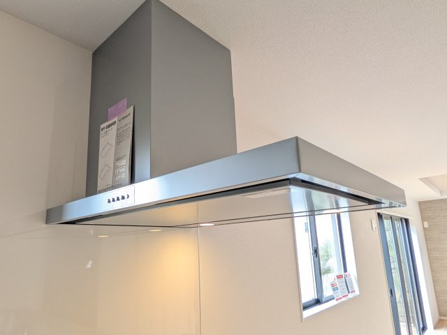 取手市ゆめみ野　5期　新築戸建　1号棟のキッチン|お料理が楽しくなる、静かでパワフルな換気扇。キッチンとリビングの空気をいつもクリーンに保ちます。