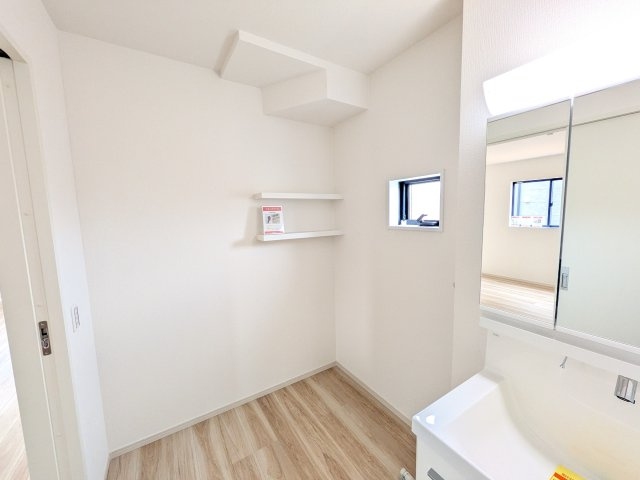 取手市ゆめみ野　5期　新築戸建　1号棟のランドリースペース|広々としたランドリースペース。タオルや洗面用具置き場に使えて便利です♪