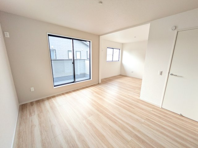 取手市ゆめみ野　5期　新築戸建　1号棟の洋室|バルコニーに面した２面採光で明るく開放的な洋室です。
デザイン性の高いアクセントクロスで、落ち着いた雰囲気を演出。収納力たっぷりのWIC完備で、室内をすっきりと保てます♪