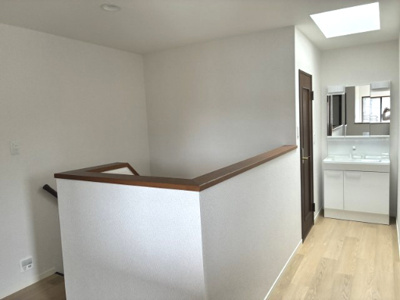 【洗面所】 | 大津市仰木の里東3丁目4-25　中古戸建 | 2階　洗面、ホール