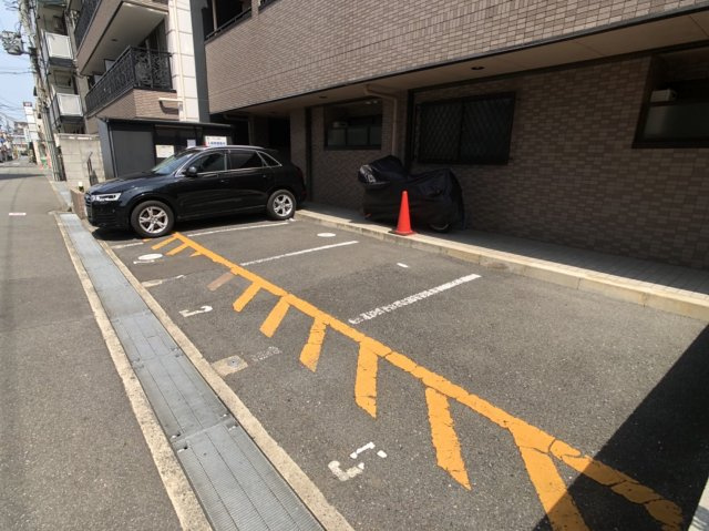 メゾンドグランブルーの駐車場