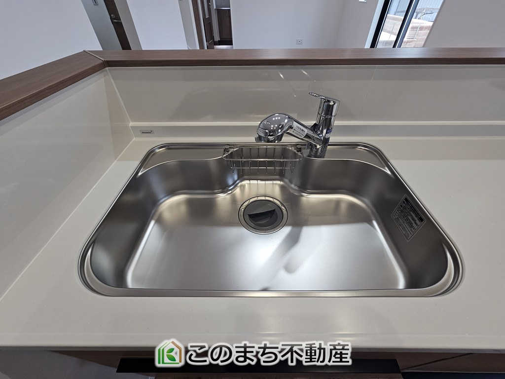 クライン下野市川中子第1期のキッチン|ビルトイン型浄水器を内蔵したキッチン水栓。お米を研いだり、野菜を洗ったりするときなど用途に応じてワンタッチで浄水に切り替えが可能です。カートリッジ式なので、フィルターを簡単に交換する事が出来ます。