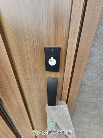 クライン下野市川中子第1期の設備|玄関キーは停電時も安心な電池式。スマートフォンからカギを登録。スマートフォン、エントリーキー(ドアキー)、リモコンキーなど家族一人ひとりの使いやすさに合わせて施解錠方法が選べます。