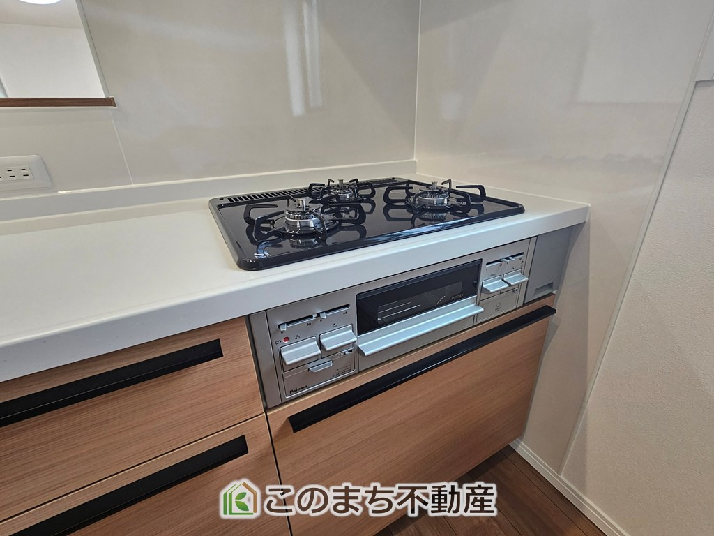 クライン下野市川中子第1期のキッチン|三ツ口コンロ採用で、同時調理もスムーズ◎！お料理を並べられるカウンター付きで、配膳・片付けをサポート！リビングで過ごすご家族とコミュニケーションを楽しみながら作業可能です♪
