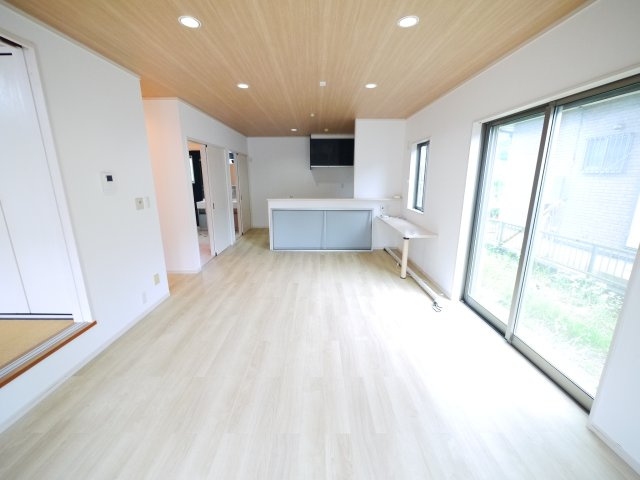 山武市埴谷　中古戸建の居間・リビング|内装リフォーム済み令和8年7月 オール電化　平成21年6月築4LDKリビング約20帖 駐車4台可能