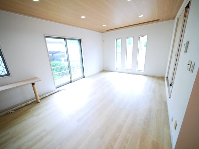 山武市埴谷　中古戸建の居間・リビング|内装リフォーム済み令和8年7月 オール電化　平成21年6月築4LDKリビング約20帖 駐車4台可能