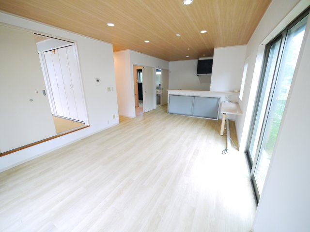 山武市埴谷　中古戸建の居間・リビング|内装リフォーム済み令和8年7月 オール電化　平成21年6月築4LDKリビング約20帖 駐車4台可能