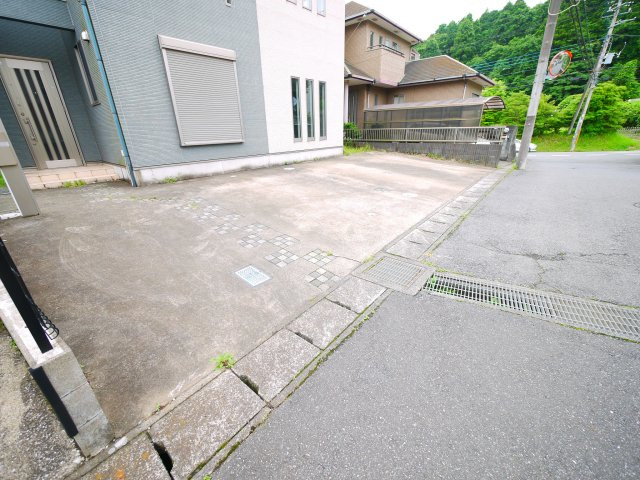山武市埴谷　中古戸建の駐車場|内装リフォーム済み令和8年7月 オール電化　平成21年6月築4LDKリビング約20帖 駐車4台可能