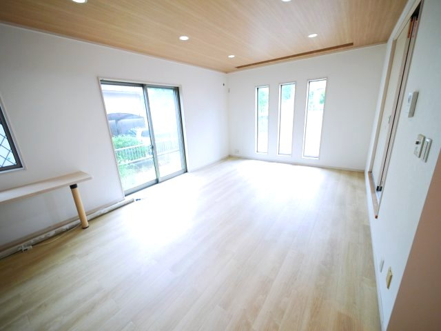 山武市埴谷　中古戸建の居間・リビング|内装リフォーム済み令和8年7月 オール電化　平成21年6月築4LDKリビング約20帖 駐車4台可能