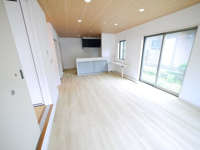 山武市埴谷　中古戸建の居間・リビング|内装リフォーム済み令和8年7月 オール電化　平成21年6月築4LDKリビング約20帖 駐車4台可能