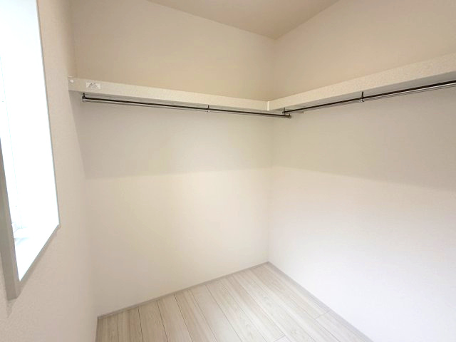 リーブルガーデンＳ第１前橋亀里　２号棟の収納|２階洋室３収納です。
季節物もすっきり片付くウォークインクローゼットです。棚付きで使い勝手が良いですよ！