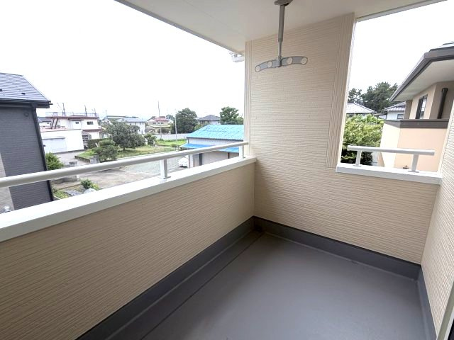 リーブルガーデンＳ第１前橋亀里　２号棟のバルコニー|インナーバルコニーです。
急な雨でも洗濯物が濡れませんよ！