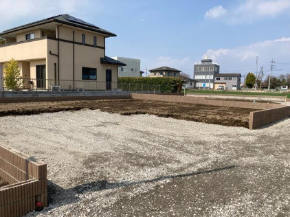 リーブルガーデンＳ第１前橋亀里　２号棟の前面道路含む現地写真|前面道路も広々していて開放的な立地です。