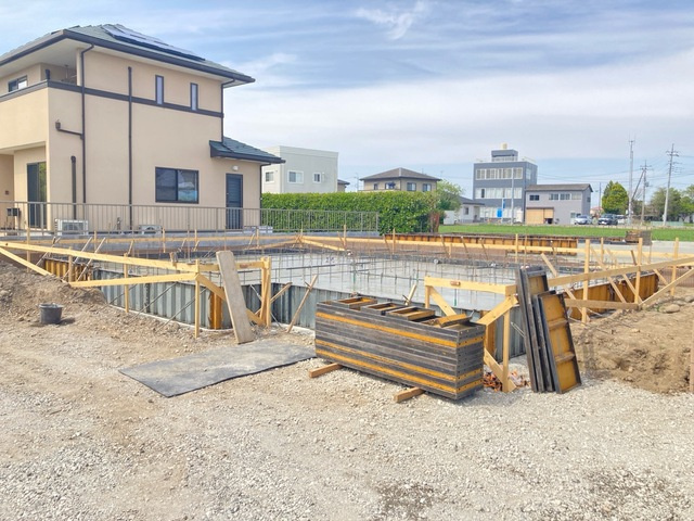リーブルガーデンＳ第１前橋亀里　２号棟の前面道路含む現地写真|前面道路も広々していて開放的な立地です。
