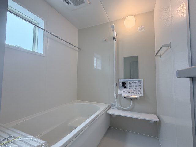 リーブルガーデンＳ第１前橋亀里　２号棟の浴室|１坪タイプのフルオートバスです！
足を延ばして入れる広さなので一日の疲れも癒されますよ♪
室内物干しや浴室乾燥機もあるのでお天気の悪い日にはランドリースペースとしてもご利用できます！