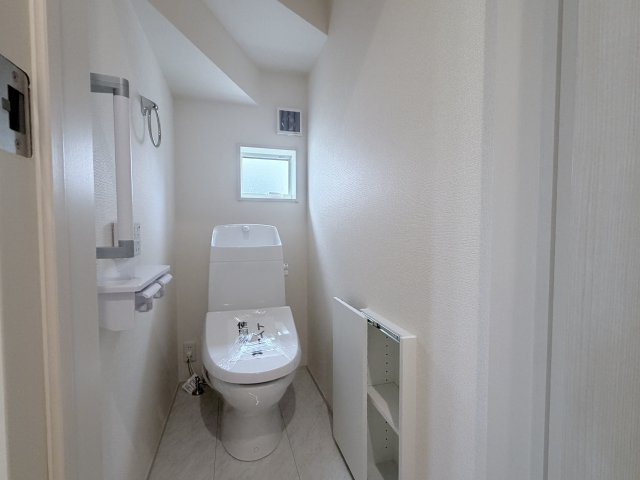 リーブルガーデンＳ第１前橋亀里　２号棟のトイレ|1階トイレです。清潔感のある白を基調としています。
温水洗浄・便座暖房機能の付いた快適なトイレです☆