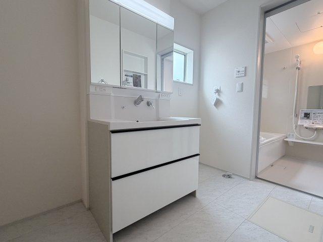 リーブルガーデンＳ第１前橋亀里　２号棟の独立洗面台|シャワー水栓付き洗面台で朝の身支度もバッチリです！
洗面台には収納スペースもあり洗面室もすっきり片付きますよ！
