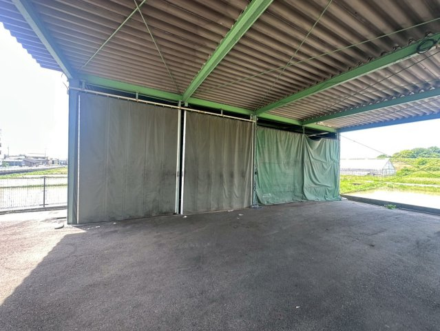 明知町 貸事務所の駐車場