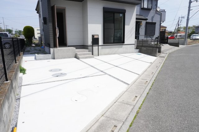 越谷市大字増林 新築分譲住宅の駐車場