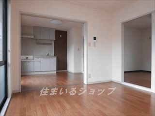 広島市安佐北区可部２丁目のアパートの居間・リビング|エアコン付き・床はクッションフロアです
