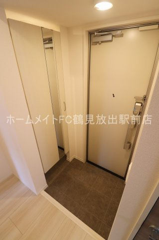大阪市鶴見区今津中１丁目のアパートの玄関
