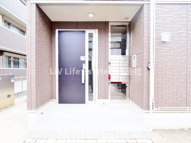 小平市小川西町４丁目のアパートのエントランス