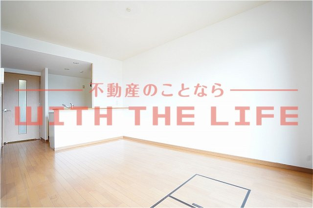 ルネスラシェーズ【10.000円キャッシュバック対象物件】の居間・リビング|こちらのリビングで趣味の時間をお楽しみください