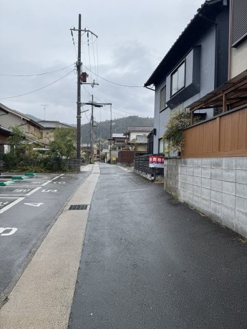 右京区嵯峨釈迦堂門前南中院町 中古戸建の前面道路含む現地写真|閑静な住宅街に位置する落ち着いた住環境です。周辺は低層住宅が中心で、嵯峨らしい穏やかな街並みが広がります。